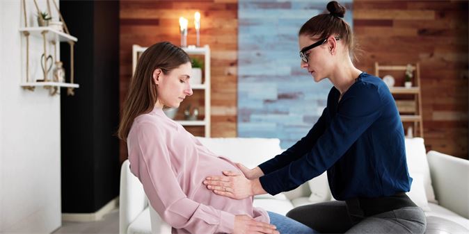 Dula vs. porodní asistentka: Jaké jsou hlavní rozdíly těchto dvou profesí? | Zdroj:  iStock.com
