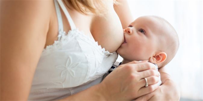 Aby kojení nebolelo. Jak pečovat o prsa při kojení, co dělat, když dojde k zánětu nebo kvasinkové infekci? | Zdroj: iStock
