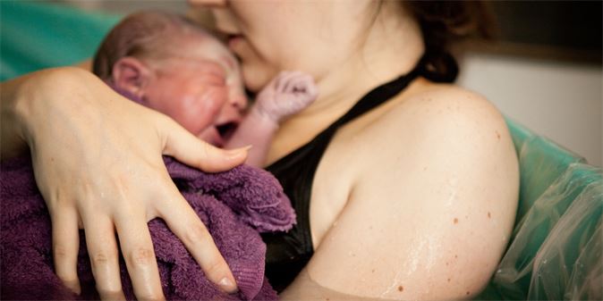 Po porodu do vody touží stále více žen! Jaké jsou jeho výhody? | Zdroj:  iStock.com
